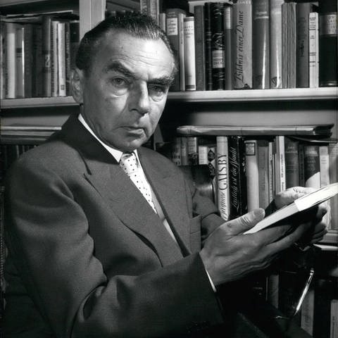 Erich Kästner 1959 vor einem Bücherregal (Foto: IMAGO, IMAGO / ZUMA/Keystone)