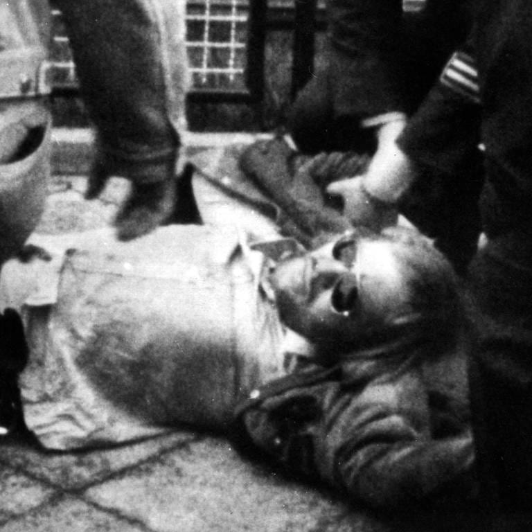 Das führende Mitglied der Baader-Meinhof-Gruppe, Andreas Baader, wird am 1. Juni 1972 von Polizisten aus einer Garage im Frankfurter Dornbusch-Viertel geschleift und verhaftet  (Foto: dpa Bildfunk, picture-alliance / dpa | --)