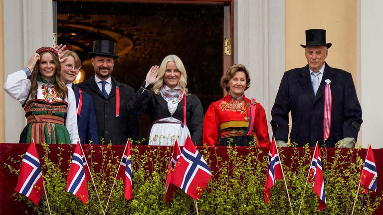 König Harald, Königin Sonja, Kronprinz Haakon, Kronprinzessin Mette-Marit, Prinzessin Ingrid Alexandra und Prinz Sverre Magnus winken vom Balkon (Foto: dpa Bildfunk, Picture Alliance)