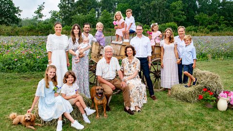 Die schwedische Königsfamilie posiert für das Sommerfoto 2021 und grüßt damit.  (Foto: Pressestelle, Jonas Ekstromer/Kungl.Hovstaterna)