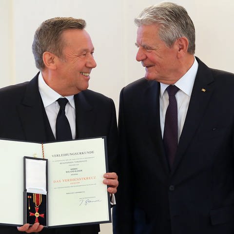 Bundespräsident Joachim Gauck (r) verleiht das Bundesverdienstkreuz an den Sänger Roland Kaiser (Foto: picture-alliance / Reportdienste, Wolfgang Kumm)