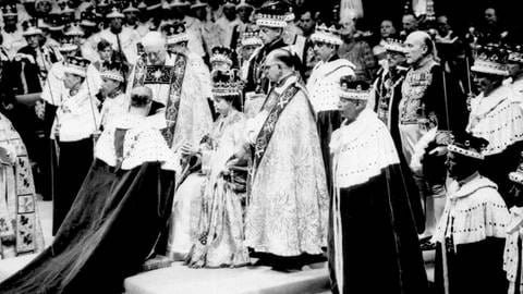 Schwarzweiß-Aufnahme: Krönung von Elizabeth zur britischen Königin (Foto: picture-alliance / Reportdienste, dpa/dpaweb | epa PA)