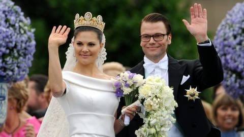 Royale Hochzeit in Schweden: Kronprinzessin Victoria und Prinz Daniel winken