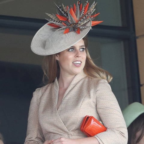 Prinzessin Beatrice mit Hut beim Pferderennen (Foto: IMAGO, i Images/Stephen Lock)