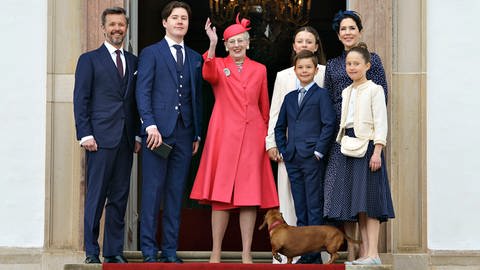 Königin Margrethe  (M) von Dänemark winkt beim Familienfoto mit Kronprinz Frederik (l-r), Prinz Christian, Prinzessin Isabella und Kronprinzessin Mary  Prinz Vincent und Prinzessin Josephine, bei der Ankunft zur Konfirmation von Prinz Christian 