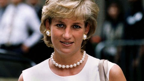 Lady Diana trägt eine weiße Perlenkette, Archivbild vom 5.6.1996 (Foto: picture-alliance / Reportdienste, dpa | Pa Stillwell)