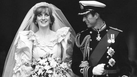Schwarz-weiß Aufnahme von Prinzessin Diana und Prinz Charles am Tag ihrer Hochzeit (Foto: picture-alliance / Reportdienste, dpa/dpaweb | Pa)