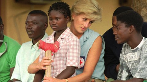 Lady Diana mit Opfern von Landminen (Foto: picture-alliance / Reportdienste, AP Photo | Joao Silva)