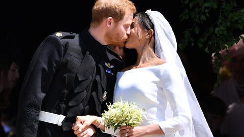 Prinz Harry und Herzogin Meghan küssen sich während ihrer royalen Hochzeit im britischen Schloss Windsor (Foto: picture-alliance / Reportdienste, empics)