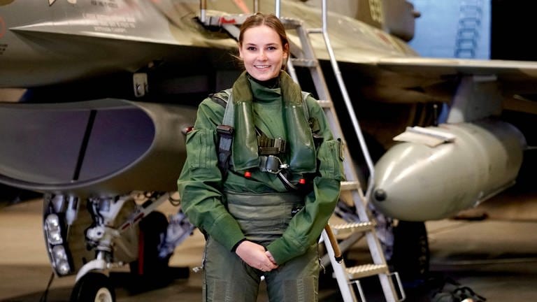 Prinzessin Ingrid Alexandra von Norwegen in grüner Uniform (Foto: dpa Bildfunk, Picture Alliance)