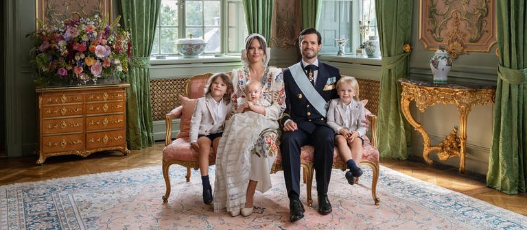Familienfoto auf Schloss Drottningholm in Schweden: Prinzessin Sofia und Prinz Carl Philip posieren anlässlich der Taufe ihres Sohns Prinz Julian für ein Familienfoto (Foto: Pressestelle, Elisabeth Toll, Kungl. Hovstaterna / The Royal Court of Sweden)