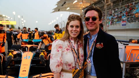 Prinzessin Beatrice und Ehemann Edoardo Mapelli Mozzi beim Formel-1-Rennen in Bahrain (Foto: IMAGO, Motorsport Images)