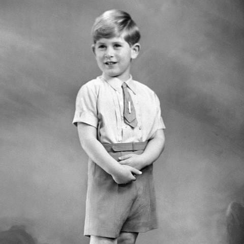 Kindheitsfoto in schwarz-weiß von Prinz Charles