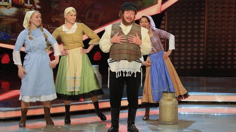 Schlagersänger Tony Marshall als Milchmann Tevje mit mehreren Darstellerinnen des Musicals "Anatevka" auf der Bühne (Foto: IMAGO, POP-EYE)