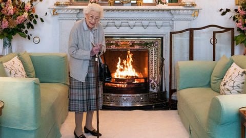Die britische Königin Elizabeth II. wartet im Salon, bevor sie Liz Truss am Dienstag, den 6. September 2022, zu einer Audienz in Balmoral in Schottland empfängt (Foto: picture-alliance / Reportdienste, ASSOCIATED PRESS | Jane Barlow)