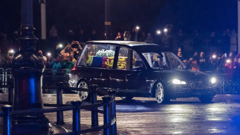 Der Sarg mit der Queen wird zum Buckinghampalast gebracht. (Foto: picture-alliance / Reportdienste, AA | Wiktor Szymanowicz)