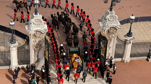 Der Sarg von Königin Elizabeth II. wird zur Westminster Hall gebracht.  (Foto: dpa Bildfunk, picture alliance/dpa/Getty Pool/AP | Chip Somodevilla)