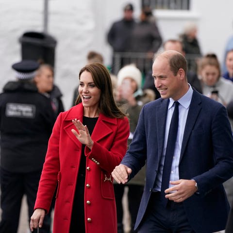 Prinzessin Kate und Prinz William besuchen eine Rettungsbootstation in Holyhead in Wales. (Foto: picture-alliance / Reportdienste, dpa/Pool AFP | Paul Ellis)