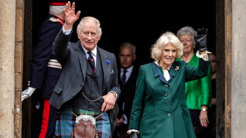 König Charles und seine Frau Camilla zu Besuch im schottischen Dunfermline (Foto: picture-alliance / Reportdienste,  Photoshot / Euan Cherry / Avalon)