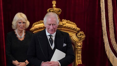 Rey Carlos III  y su consorte, la reina Camila, durante el Consejo de Adhesión en el Palacio de St. James.  El rey británico Carlos III.  será coronado en Londres el 6 de mayo de 2023.  (Foto: dpa Bildfunk, Picture Alliance)