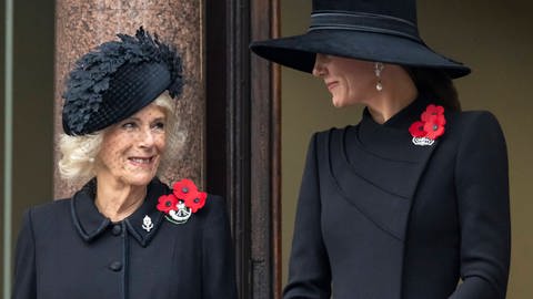 Königin Camilla und Prinzessin Kate am Gedenktag für gefallene Solaten am Kriegerdenkmal in London. (Foto: IMAGO,  i Images)
