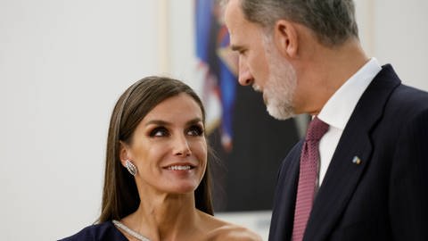 Königine Letizia von Spanien und blickt ihrem Mann König Felipe tief in die Augen während ihres Besuchs in Kroatien. (Foto: IMAGO, IMAGO / Agencia EFE)
