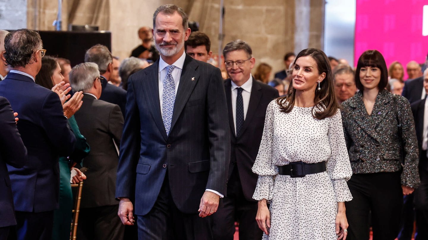 König Felipe VI. und Königin Letizia  von Spanien beim Verlassen der 34. Verleihung der Rei Jaume I Awards.
