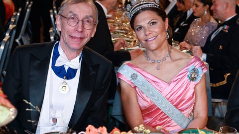 Kronprinzessin Victoria von Schweden  sitzt neben Svante Pääbo, dem Nobelpreisträger für Medizin aus Schweden. (Foto: dpa Bildfunk, picture alliance/dpa/TT NEWS AGENCY/AP | Pontus Lundahl)