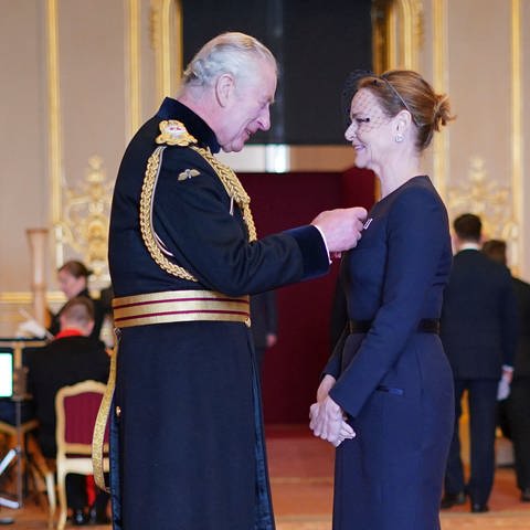 König Charles ernennt Mode-Designerin Stella McCartney zum "Commander of the Order of the British Empire" (Foto: dpa Bildfunk, picture alliance/dpa/PA/AP | Yui Mok)