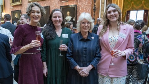 Königin Camilla hat am Weltfrauentag ganz viele Damen in den Buckingham Palast eingeladen. (Foto: picture-alliance / Reportdienste, empics | Arthur Edwards/The Sun)