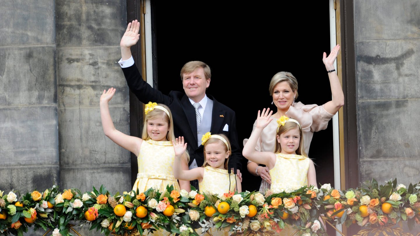 Die niederländische Königsfamilie auf dem Balkon des Palastes in Amsterdam: König Willem-Alexander und Königin Máxima. (Foto: dpa Bildfunk, Picture Alliance)