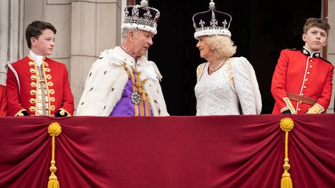 König Charles III. und Königin Camilla nach ihrer Könung auf dem Balkon des Buckingham-Palastes. (Foto: picture-alliance / Reportdienste, ASSOCIATED PRESS | Stefan Rousseau)