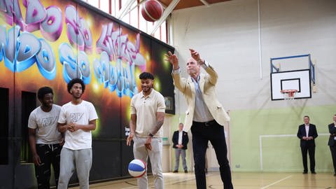 Prinz William spielt Basketball mit Fußballer Tyrone Mings (3.v.l), während eines Besuchs bei Reach Up Youth im Verdon Recreation Centre. (Foto: picture-alliance / Reportdienste, dpa/PA Wire | Cameron Smith)