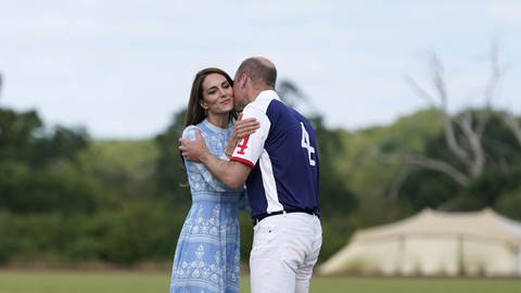 Prinzessin Kate gibt Prinz William nach einem Polo Turnier einen Kuss auf die Wange (Foto: dpa Bildfunk, Picture Alliance)