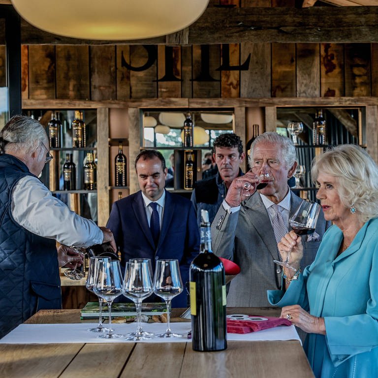 König Charles und Königin Camilla probieren in Bordeaux französischen Wein. (Foto: IMAGO, MAXPPP/GUILLAUME BONNAUD)