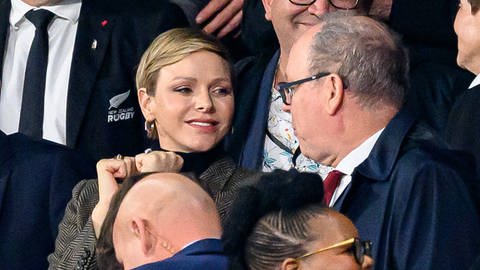 Fürstin Charlène und Fürst Albert von Monaco bei der Rugby-WM in Paris. (Foto: IMAGO, ABACAPRESS/Zabulon Laurent)