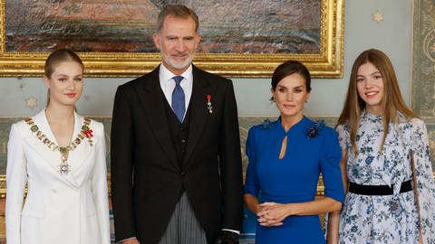 Die spanische Königsfamilie steht in schicken Kleidern nebeneinander. Von links: Prinzessin Leonor, König Felipe, Königin Letizia und Prinzessin Sofía. (Foto: picture-alliance / Reportdienste, picture alliance / PPE | PPE)