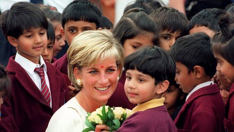 Prinzessin Diana umrundet von Kindern vor dem Besuch des Shri-Swaminaray-Temples in London (Foto: picture-alliance / Reportdienste, dpa | Press Association)