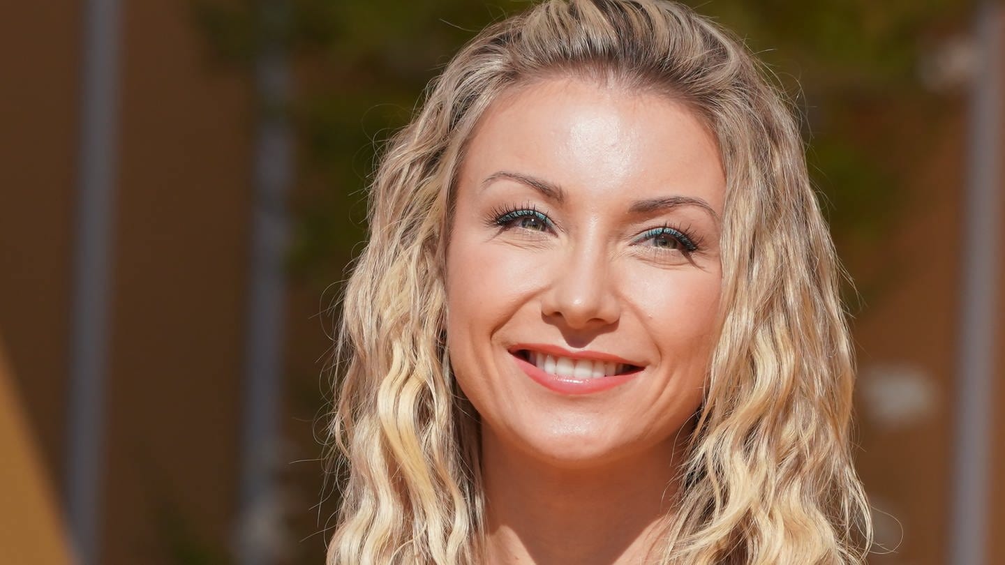 Sängerin Anna-Carina Woitschack lächelt mit grünem Oberteil bei der TV-Sendung 