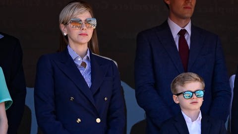 Fürstin Charlène und ihr Sohn Prinz Jacques, beide mit Sonnenbrille, stehen auf auf der Tribühne beim Finale des ATP-Tennisturniers 2024 in Monte Carlo.