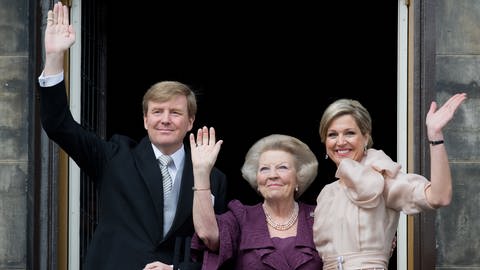 König Willem-Alexander, Prinzessin Beatrix und Königin Máxima winken von einem Balkon (Foto: dpa Bildfunk, Picture Alliance)