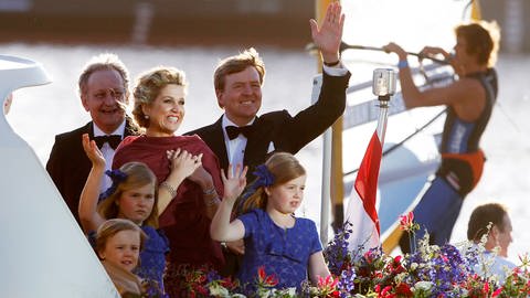 Am Tag der Inthronisierung von König Willem-Alexander winkt die Königsfamilie vom Boot aus den Menschen zu.