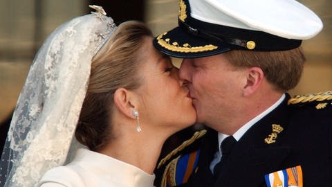 Hochzeit: Der damalige niederländische Kronprinz Willem-Alexander und seine Braut Máxima küssen sich am 2.2.2002 auf dem Balkon des königlichen Schlosses op de Dam in Amsterdam. (Foto: dpa Bildfunk, Picture Alliance)
