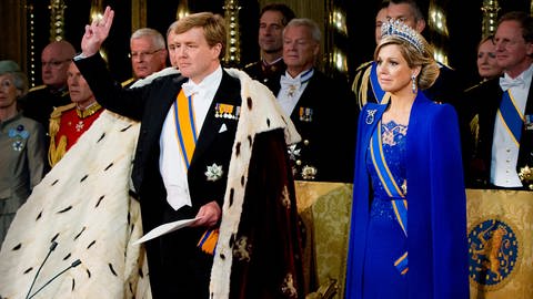 König Willem-Alexander hebt bei der Inthronisierungszeremonie seine rechte Hand zum Schwur