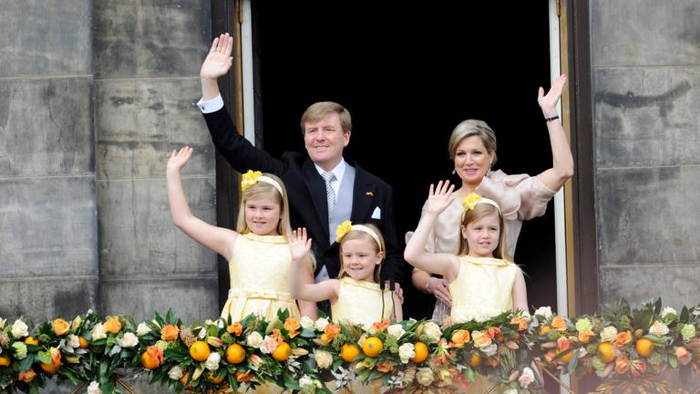 Die niederländische Königsfamilie auf dem Balkon des Palastes in Amsterdam: König Willem-Alexander und Königin Máxima.