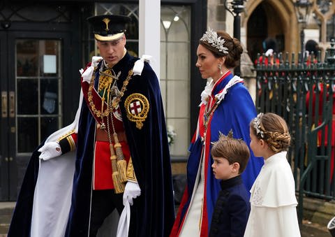 Prinz William, Prinzessin Kate und die Kinder Prinzessin Charlotte und Prinz Louis auf dem Weg zur Krönungszeremonie. (Foto: picture-alliance / Reportdienste,  ASSOCIATED PRESS | Andrew Milligan)