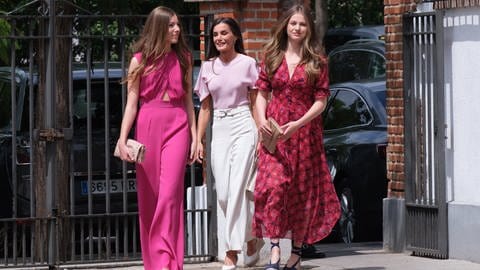 Prinzessin Sofia kommt mit Königin Letizia und Schwester Leonor auf dem Weg zur Kirche für die Firmung (Foto: picture-alliance / Reportdienste, Picture Alliance)