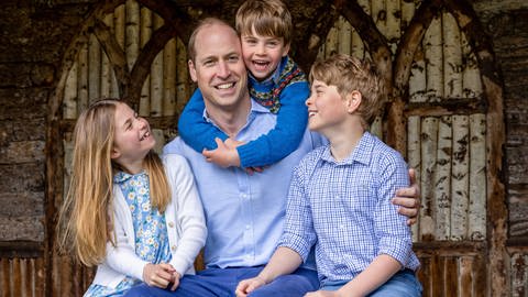Prinz William mit seinen Kindern Prinzessin Charlotte (l-r), Prinz Louis und Prinz George.  (Foto: picture-alliance / Reportdienste, dpa/Kensington Palace/PA Media | Millie Pilkington)