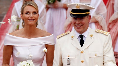 Fürst Albert II. (r) und Fürstin Charlene verlassen den Palast nach ihrer kirchlichen Trauung in Monaco am 2. Juli 2011.
