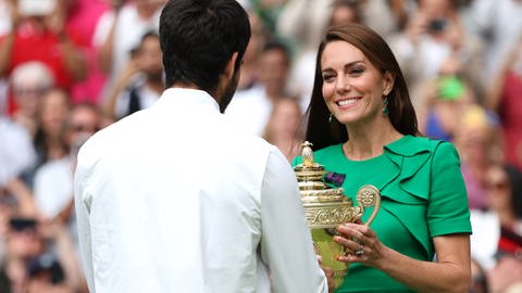 Prinzessin Kate überreicht Tennisprofi Carlos Alcatraz im grünen Kleid einen Pokal und strahlt dabei. Er gewann des Grand-Slam-Turniers in Wimbledon. (Foto: picture-alliance / Reportdienste, picture alliance / empics | Steven Paston)